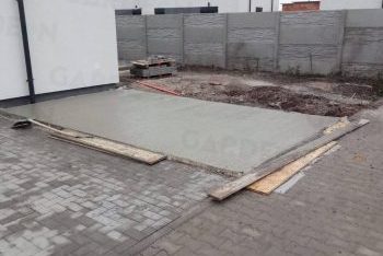 Betonlemez térkövek között