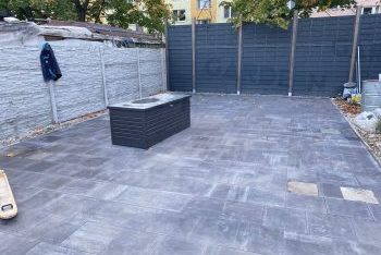 Térkő betonpillérekkel egy síkban a padlóval