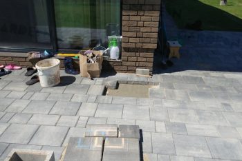 Betonpillérek a térkő alatt