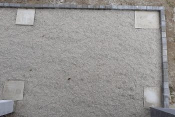 Betonpillérek kavicsok között