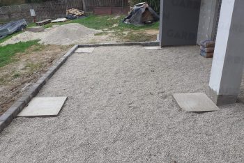 Betonpillérek kavicsok között