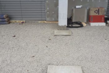 Betonpillérek kavicsok között