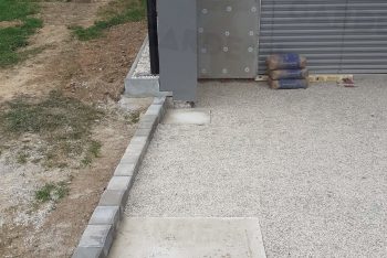Betonpillérek kavicsok között
