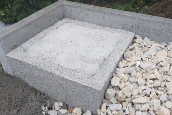 Betonpillérek kavicsok között