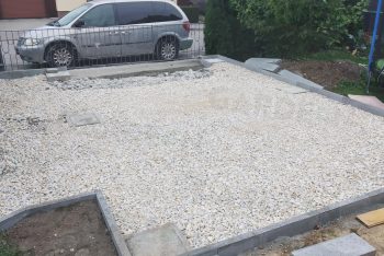 Betonpillérek kavicsok között