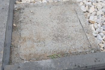 Betonpillérek kavicsok között