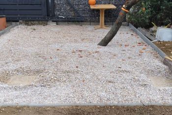 Betonpillérek a térkő alatt
