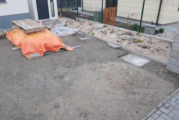 Betonpillérek a térkő alatt
