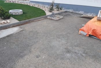 Betonpillérek a térkő alatt