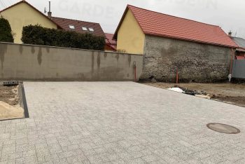 Betonpillérek a térkő alatt