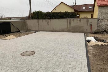Betonpillérek a térkő alatt
