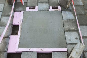 Betonpillérek a térkőben