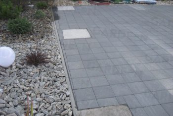 Betonpillérek a térkőben