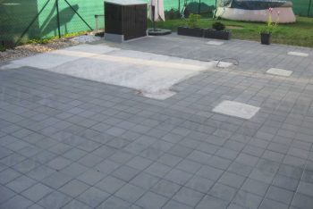 Betonpillérek a térkőben