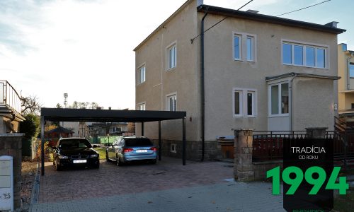 Kocsibeálló alatt parkoló autók a ház mellett