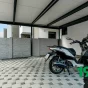 Parkoló motorkerékpár a GARDEON kocsibeálló alatt
