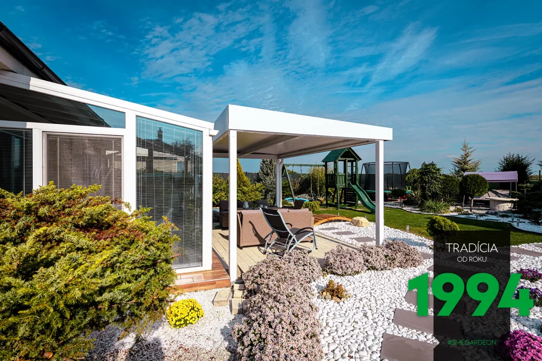 Fehér pergola a kertben