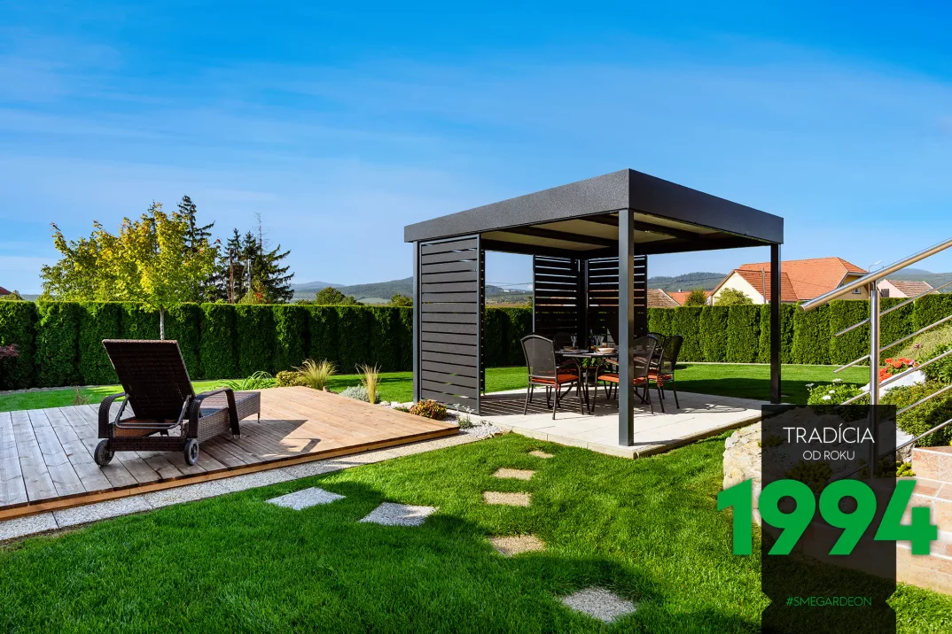 Ülőhely székekkel a pergola alatt