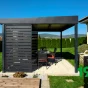 Ülőhely a pergola alatt a kertben
