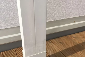 A pergola oszlopa fa padlózaton