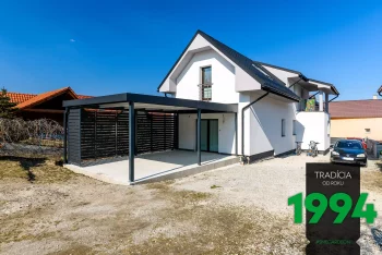 Pergola a ház mellett