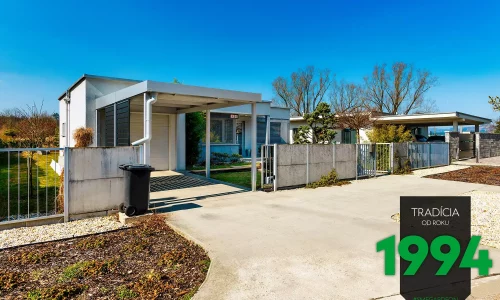 Dupla kocsibeálló egy ház mellett