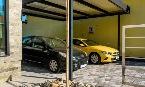 Fekete és sárga autó a GARDEON kocsibeálló alatt