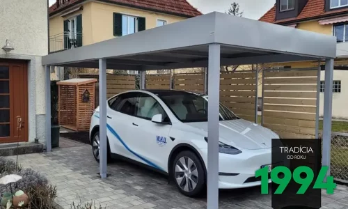 Tesla autó a kocsibeálló alatt