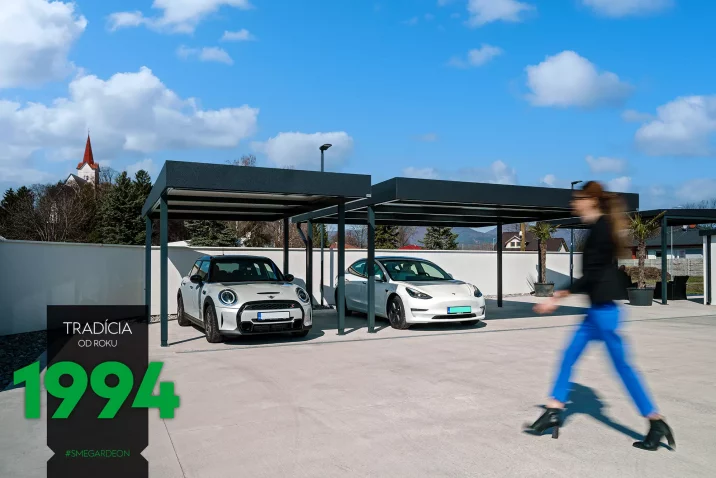 Parkoló autók a kocsibeálló alatt