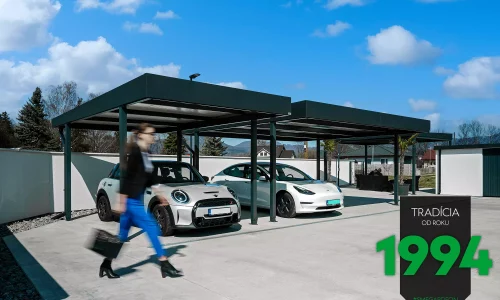 Egy nő a kocsibeálló alatt parkoló autóknál