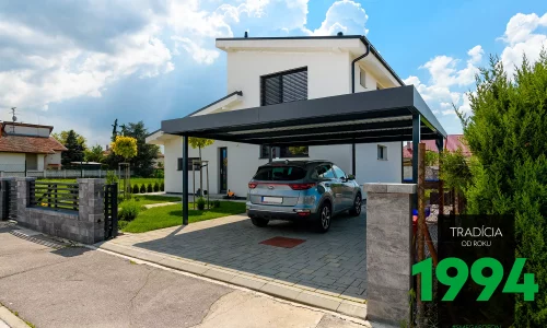 Autó az előtető alatt, kapu mögött