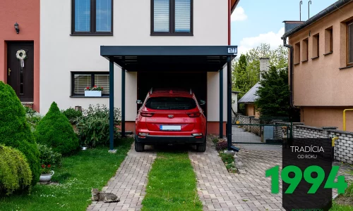 Piros autó az egyállásos kocsibeálló alatt