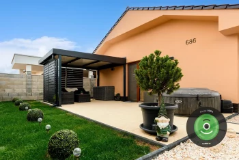 Pergola a ház mellett