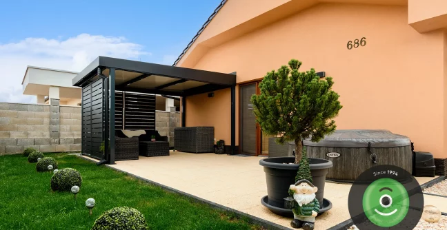 Pergola a ház mellett