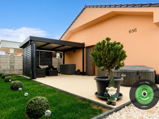 Pergola a ház mellett