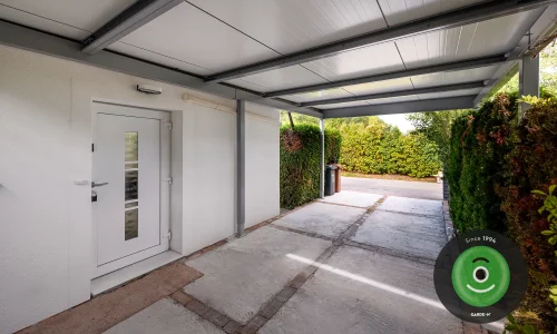 Szigetelt tetős Gardeon kocsibeálló a ház mellett