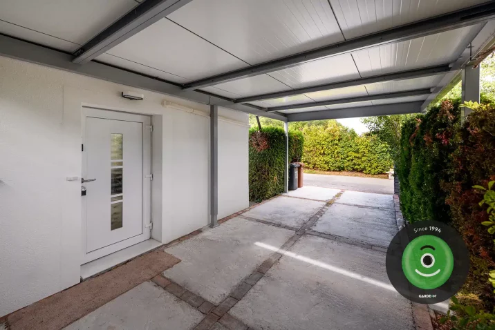 Szigetelt tetős Gardeon kocsibeálló a ház mellett