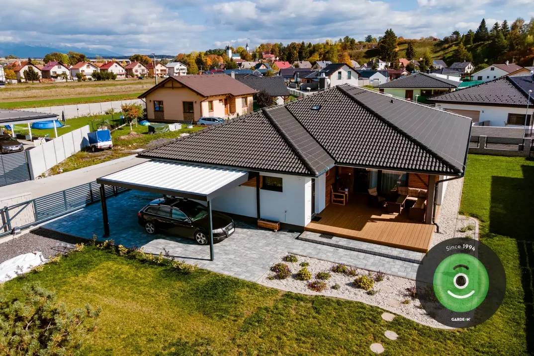Kocsibeálló a ház mellett