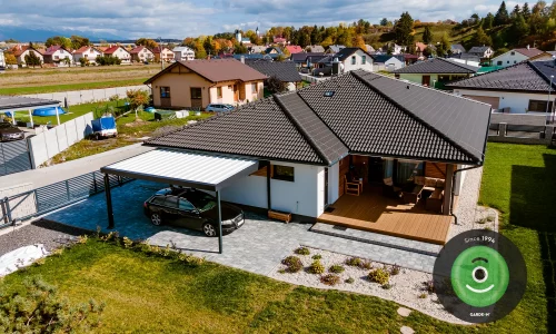 Kocsibeálló a ház mellett