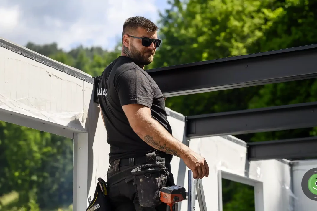 Szerelő a tetőgerendák telepítése közben