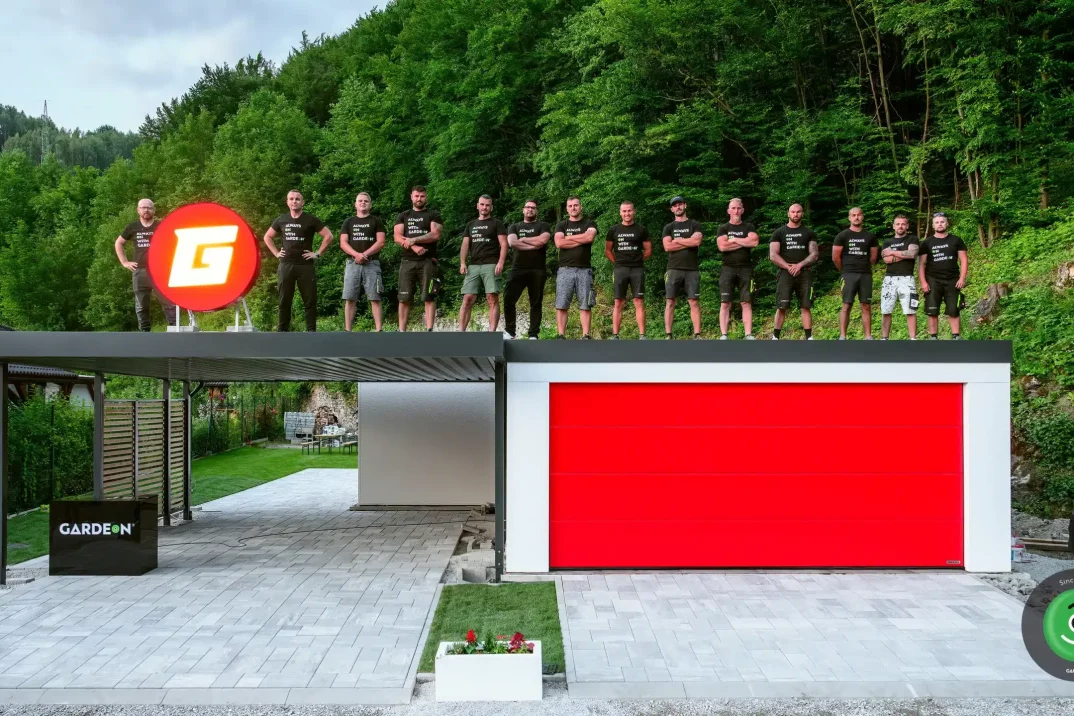 Szerelők a GARDEON építmények tetején a Garáž TV-ben