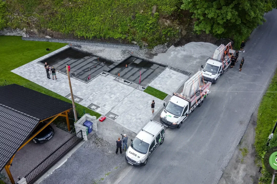 A GARDEON két teherautóval és egy furgonnal a Garáž TV alapjánál