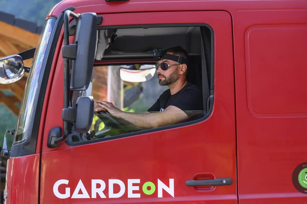 GARDEON érkező teherautó a Garáž TV építkezéséhez