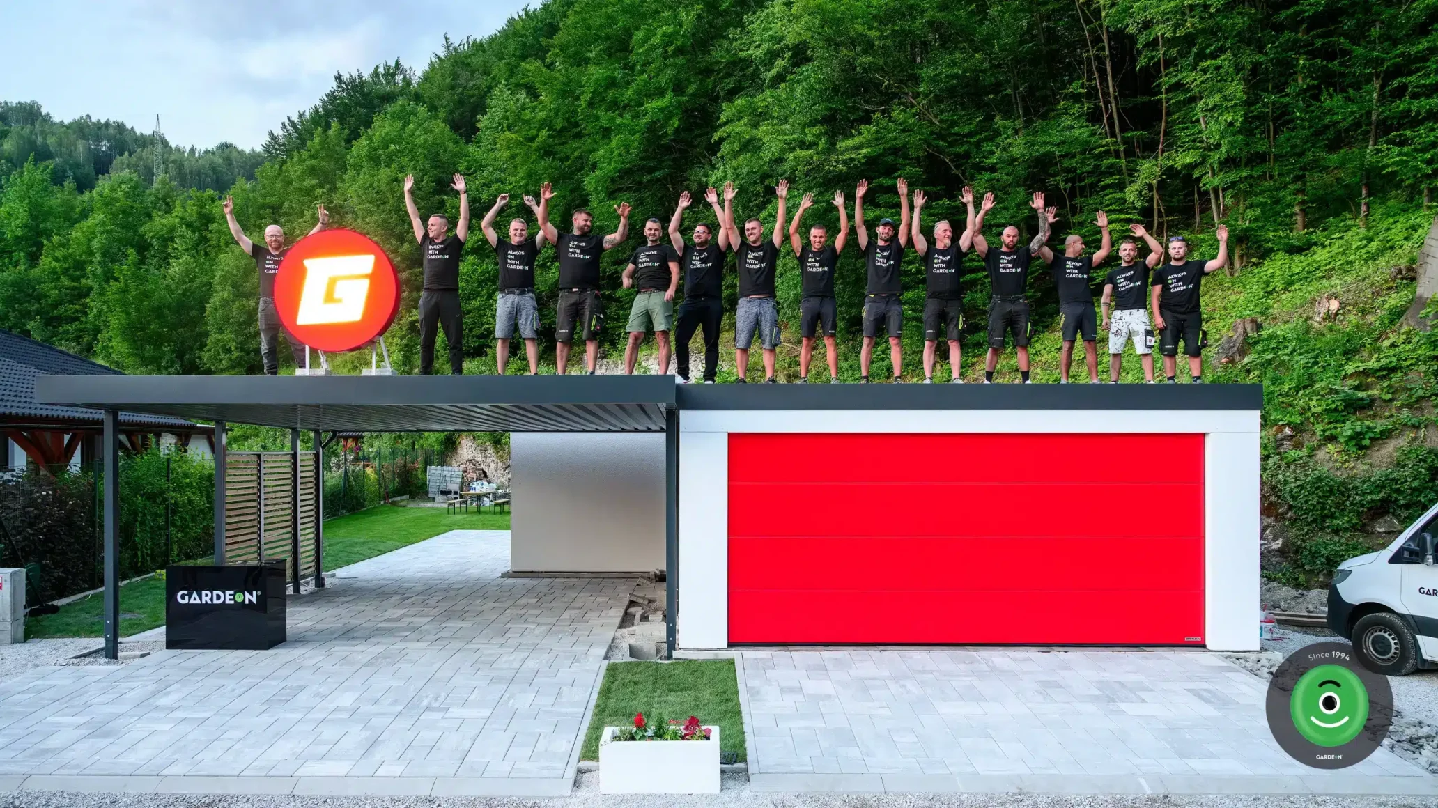 A szerelők és Rasťo Chvála a sikeres telepítés után a Garáž TV számára Besztercebánya mellett
