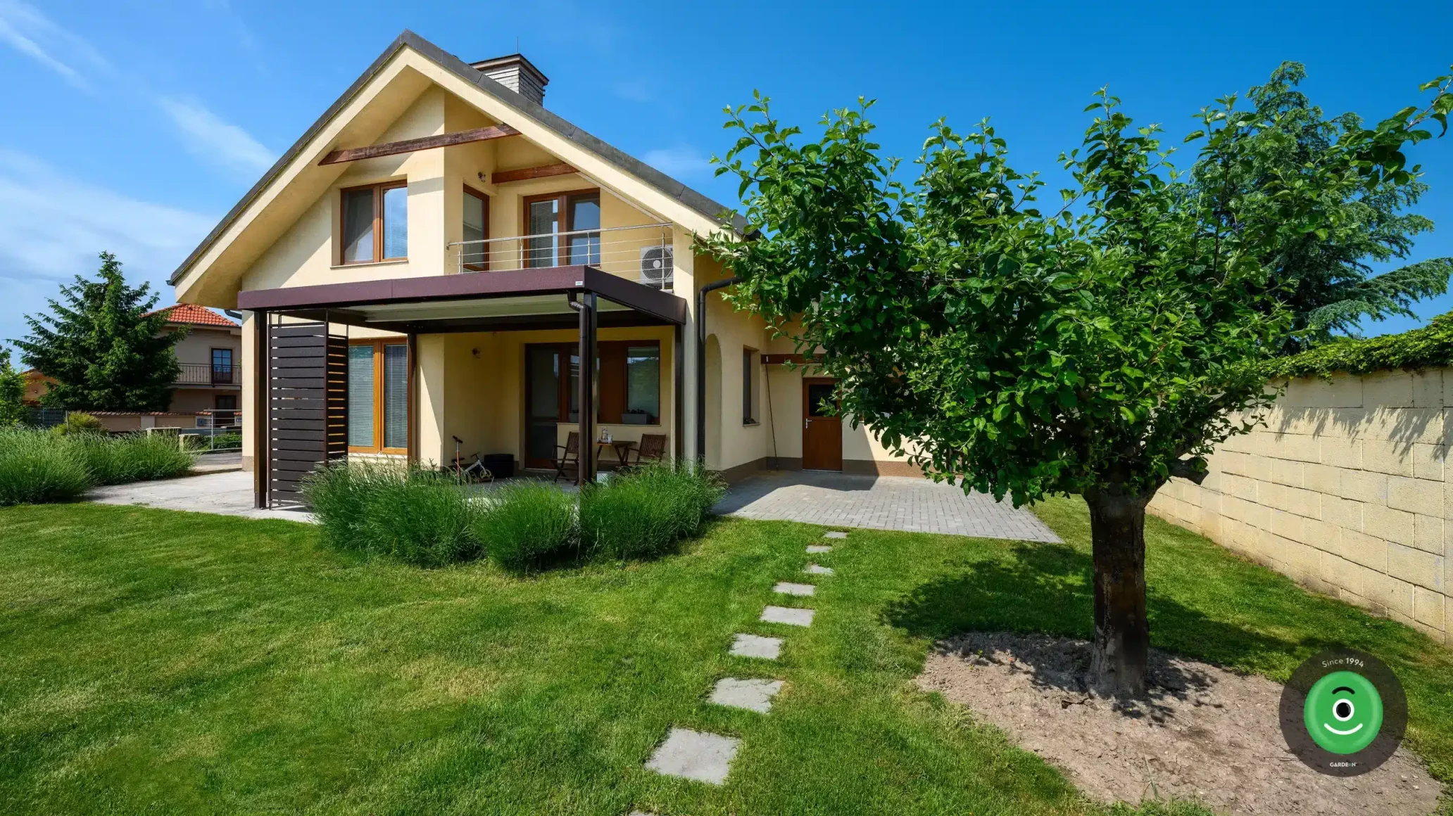 GARDEON pergola ház előtt