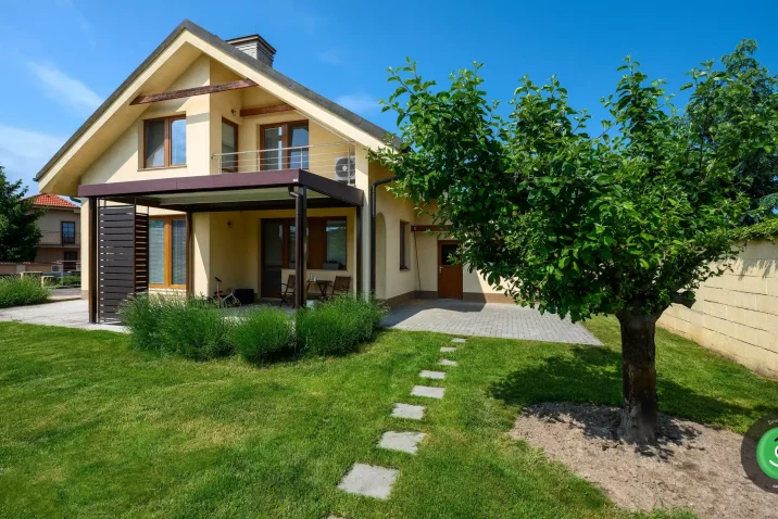 GARDEON pergola ház előtt