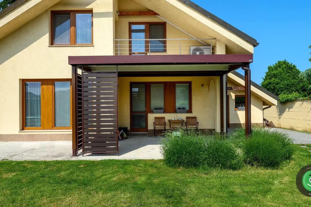 GARDEON pergola ház előtt 2