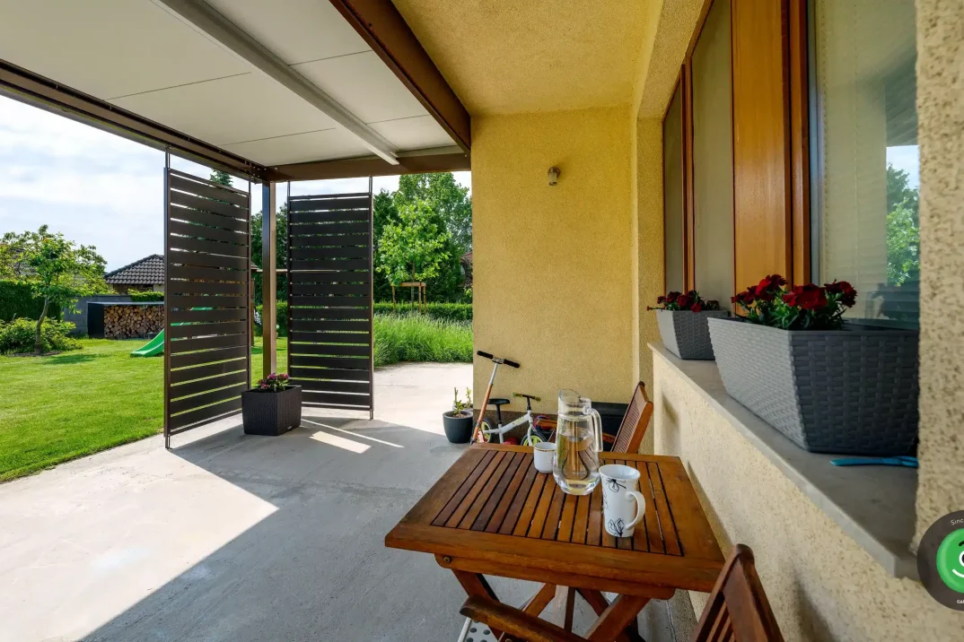 GARDEON pergola a ház előtt 5