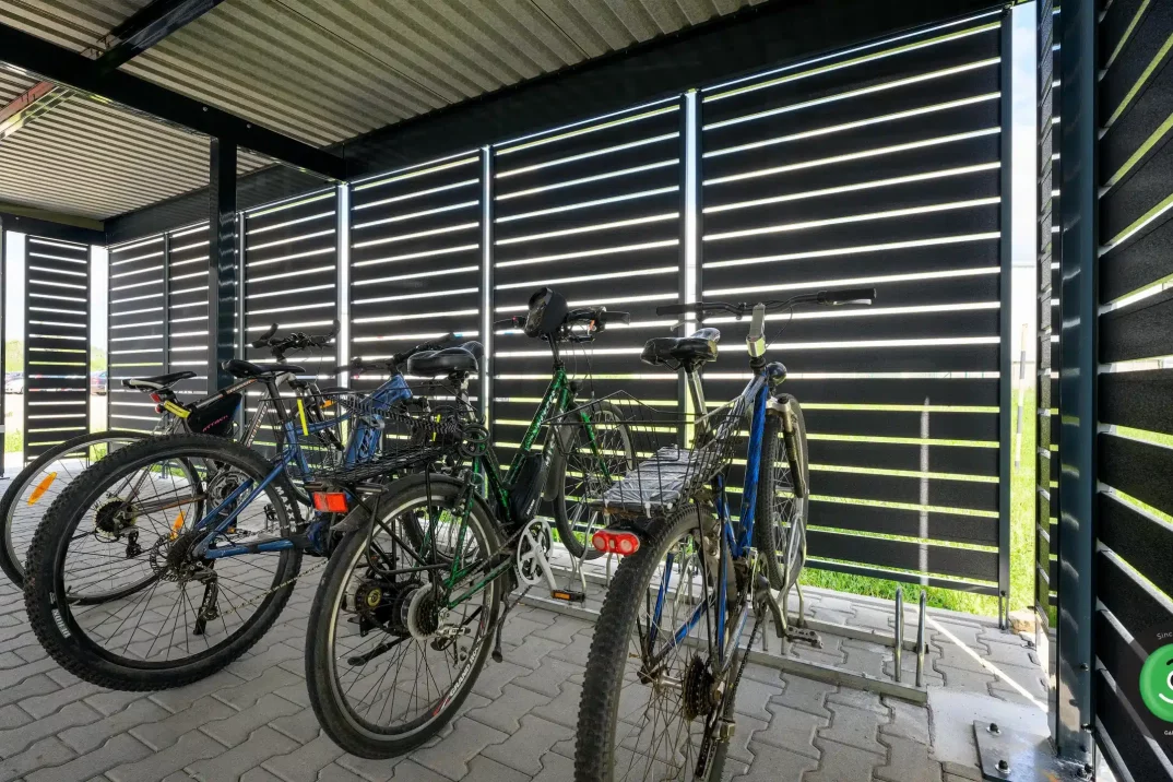 GARDEON pergola bicikliknek egy cégben