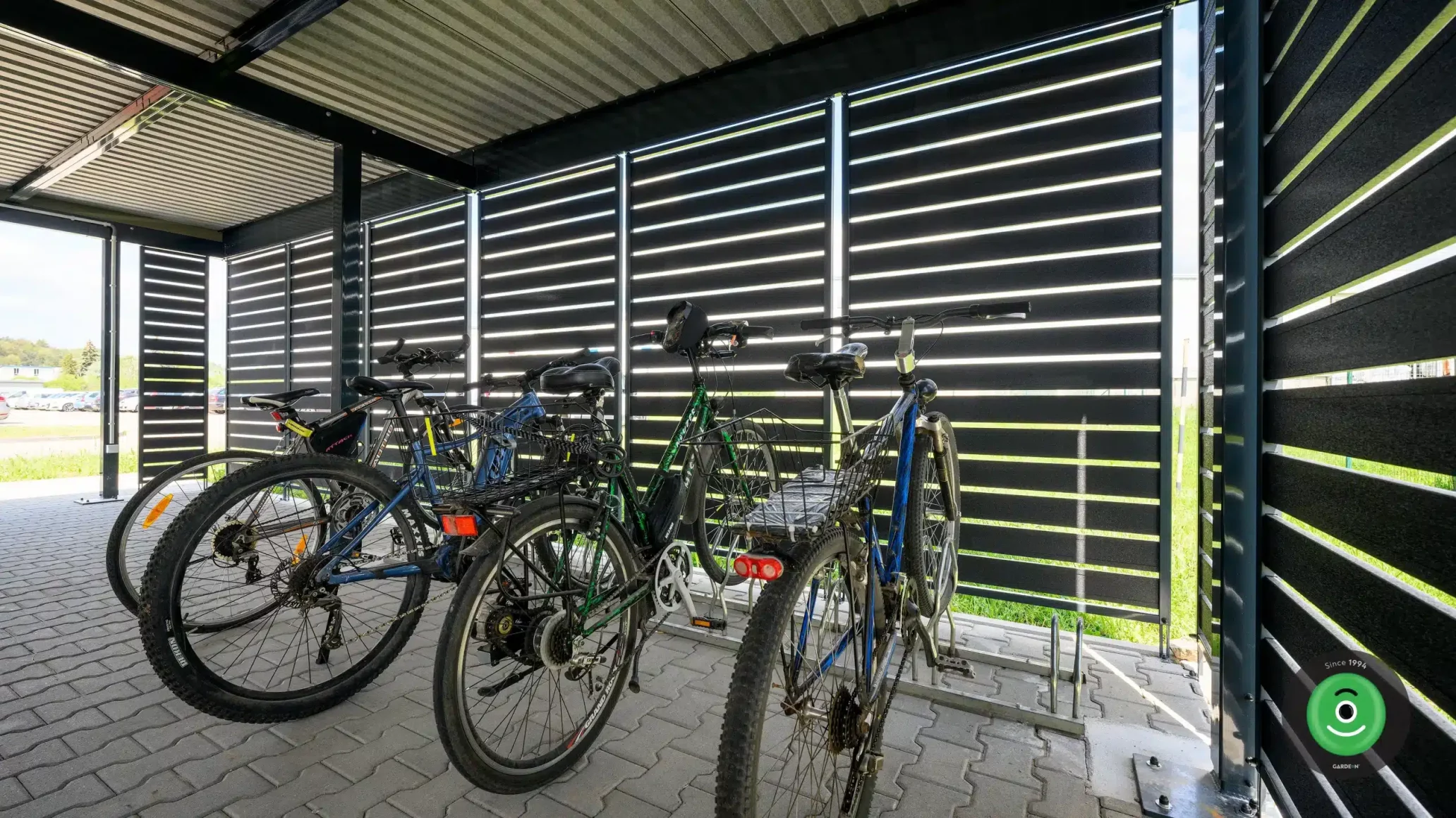 GARDEON pergola bicikliknek egy cégben